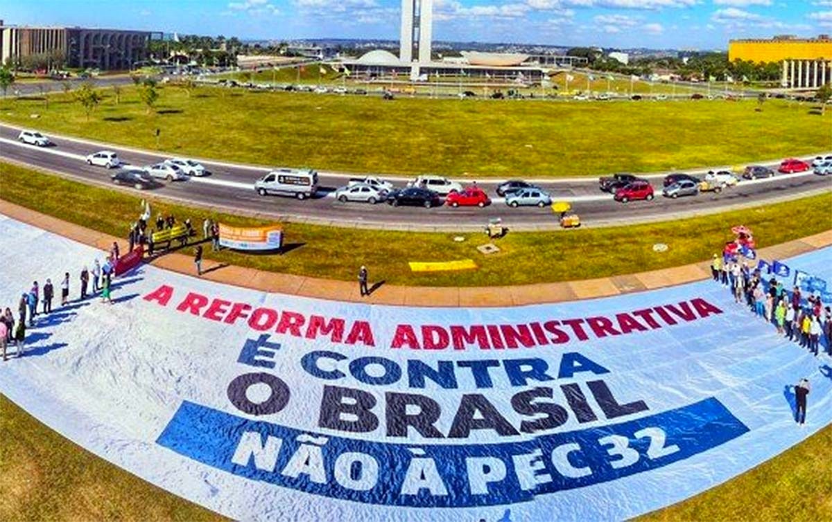 Trabalhadores param contra reforma de Bolsonaro que quer destruir serviço público